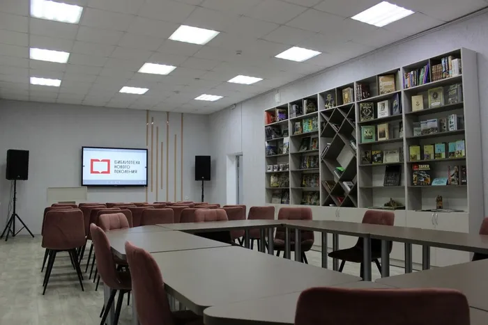konferenc_zal_bez_chitatelej_stalo